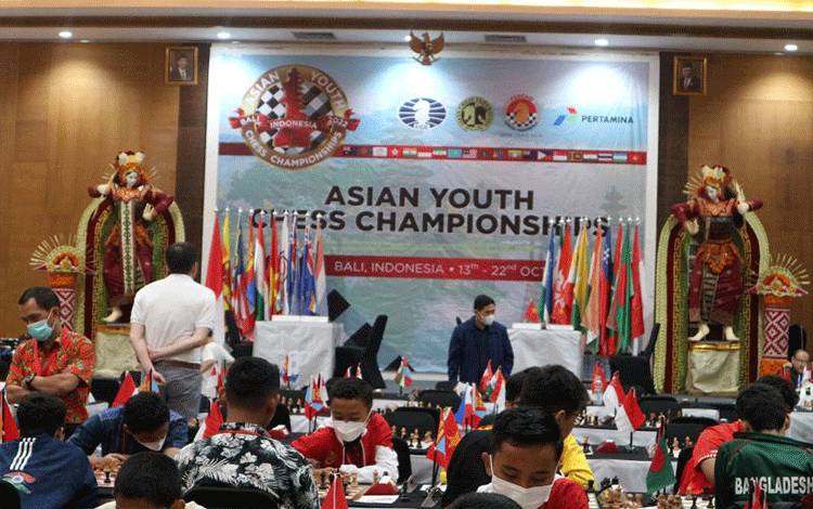 Suasana pertandingan nomor catur cepat pada Asian Youth Chess Championships (AYCC) 2022 di Grand Inna Kuta, Bali, Senin (17/10/2022). (ANTARA/HO-PB Percasi)