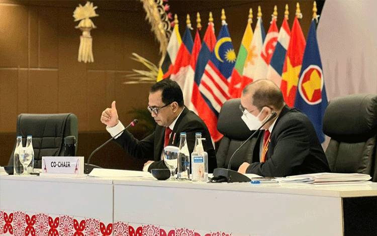 Menteri Perhubungan Budi Karya Sumadi (kiri) pada kegiatan 28th ASEAN Transport Minister Meeting di Bali, Senin (17/10/2022). (Kemenhub)
