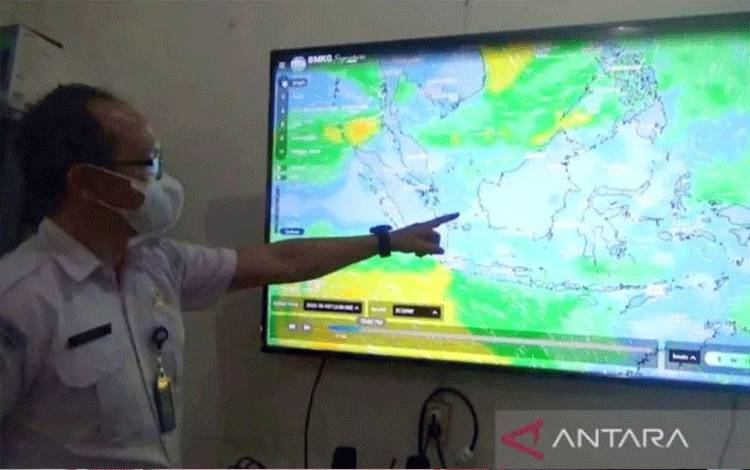 Dokumentasi - Prakirawan BMKG Stasiun Meteorologi Haji Asan Sampit, Mulyono Leonardo menjelaskan prakiraan cuaca di Kotawaringin Timur. (ANTARA/Norjani Aseran)