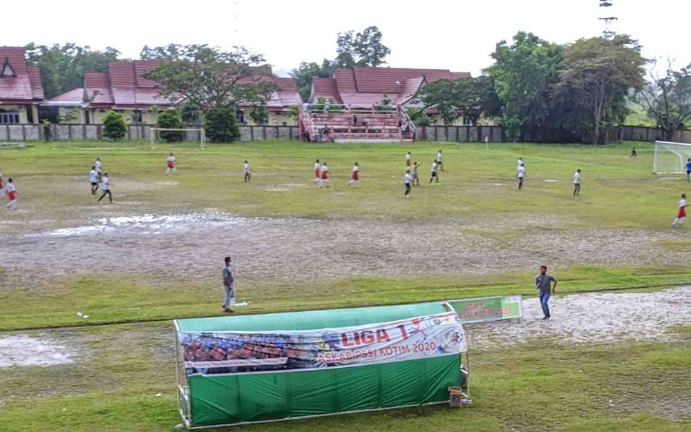 Pertandingan sepakbola di Stadion 29 Nopember Sampit beberapa waktu lalu. (FOTO : HAMIM)