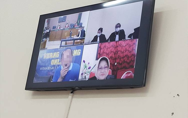 Terdakwa (Kiri Bawah) saat menjalani sidang virtual di Pengadilan Negeri Palangka Raya, Selasa, 18 Oktober 2022 (FOTO: APRIANDO)