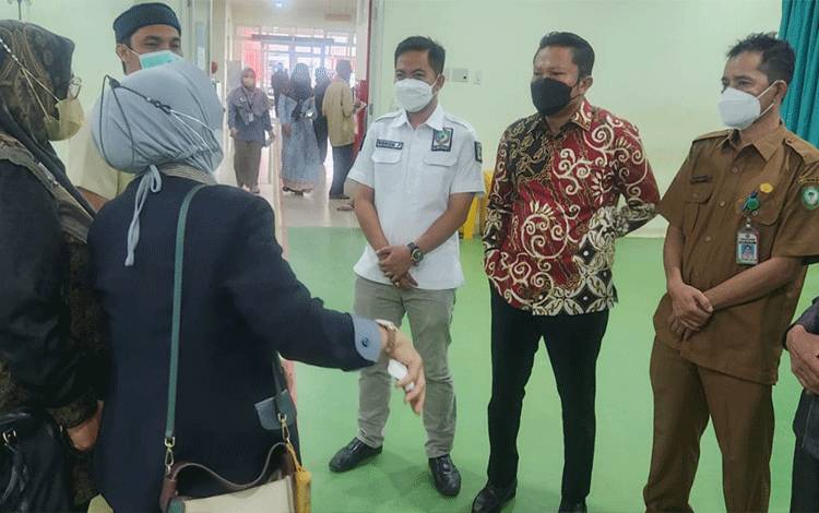 Riskon Febiansyah kemeja putih bersama sejumlah anggota Komisi III DPRD Kotim lainnya saat berkunjung ke RSUD dr Murjani Sampit, Selasa 18 Oktober 2022.