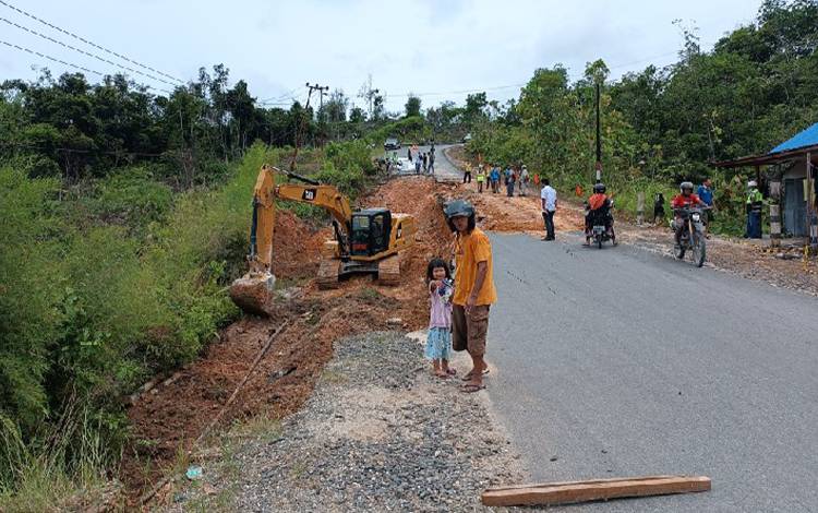 Proses penimbunan material di lokasi longsor di jalan Palangka Raya - Kuala Kurun yang dilaksanakan pada Rabu, 19 Oktober 2022. (FOTO: RISKA YULYANA)