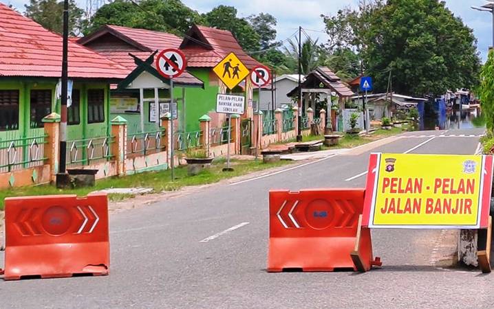 Sejumlah jalur lalu lintas di dalam kota Nanga Bulik dialihkan. Petugas Dishub Lamandau telah memasang marka di lokasi.(FOTO: HENDI NURFALAH)