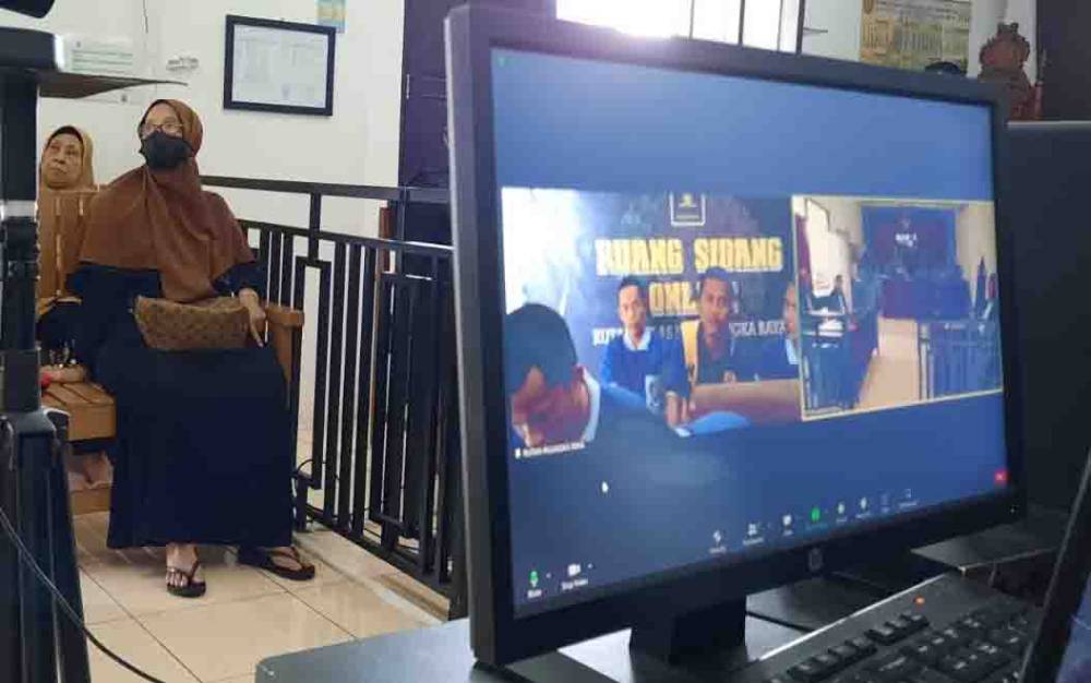 Para terdakwa saat menjalani persidangan secara virtual di Pengadilan Negeri Palangka Raya, Rabu, 19 Oktober 2022. (FOTO: APRIANDO)