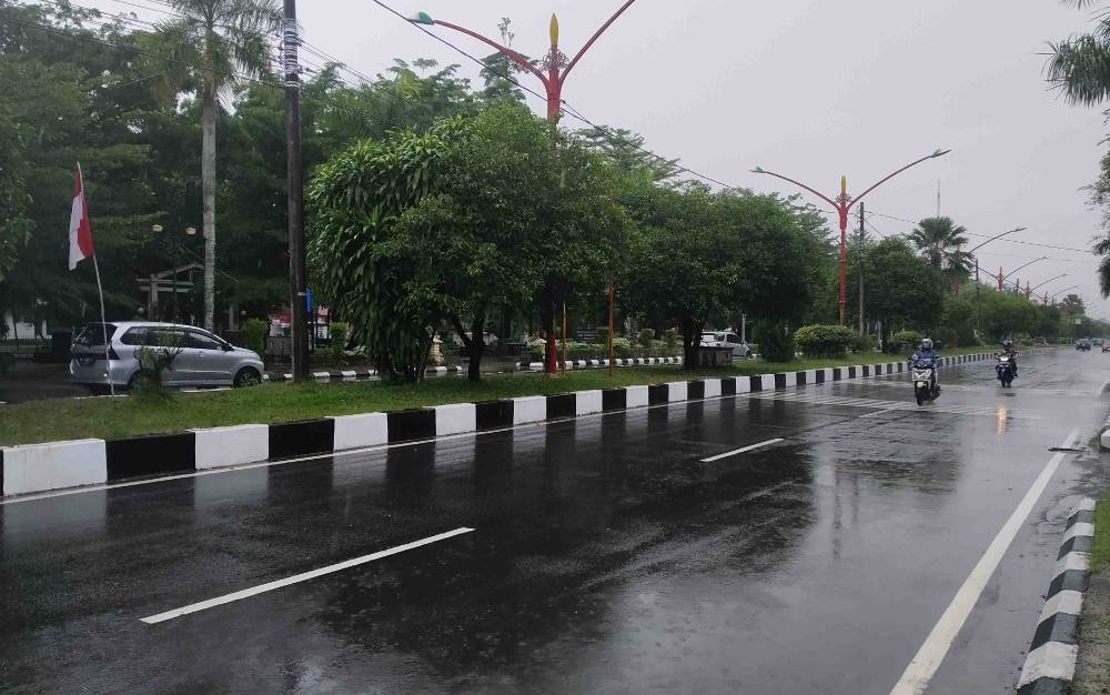 Jalan basah di Kota Palangka Raya pasca diguyur hujan. (FOTO : NOPRI)