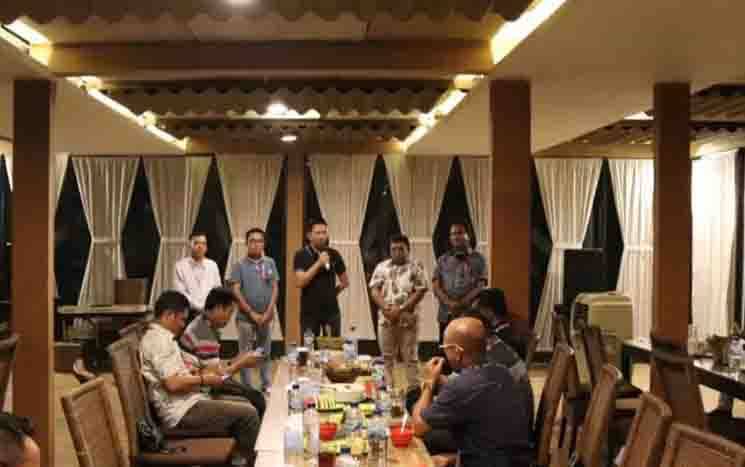 Bupati Barito Utara, Nadalsyah saat memberikan arahan dan penekanan kepada 31 Kepala Desa dalam rangka kaji tiru di Cirebon dan Bandung, Selasa malam, 18 Oktober 2022. (FOTO: DHANI)