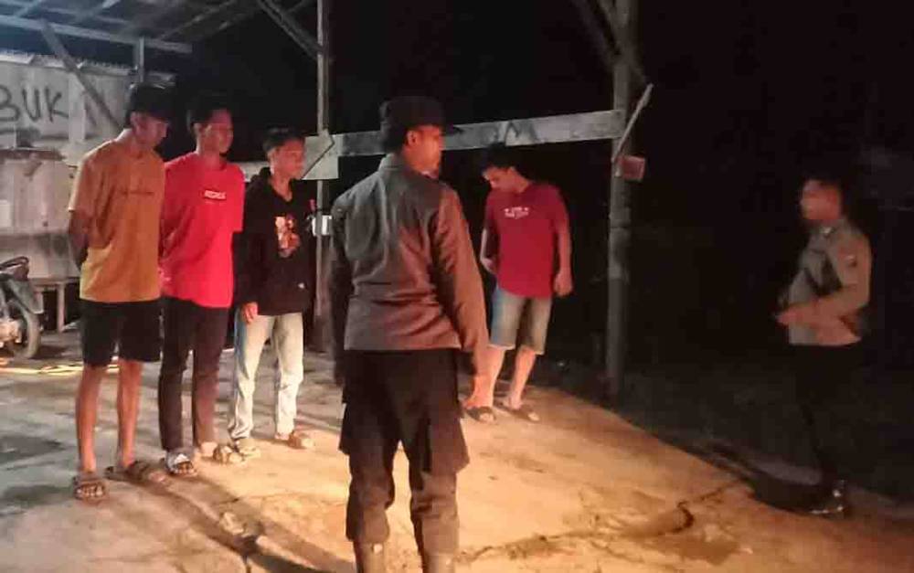 Patroli malam yang dilaksanakan personel Polsek Dusun Tengah. (FOTO: IST)