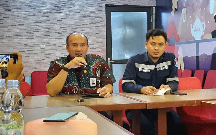 Direktur Operasi dan Usaha PT. DLU Rakhmatika Ardianto (kiri) didampingi Manager PT. DLU Cabang Kumai Agus Supriyanto, saat jumpa pers. (FOTO : DANANG)
