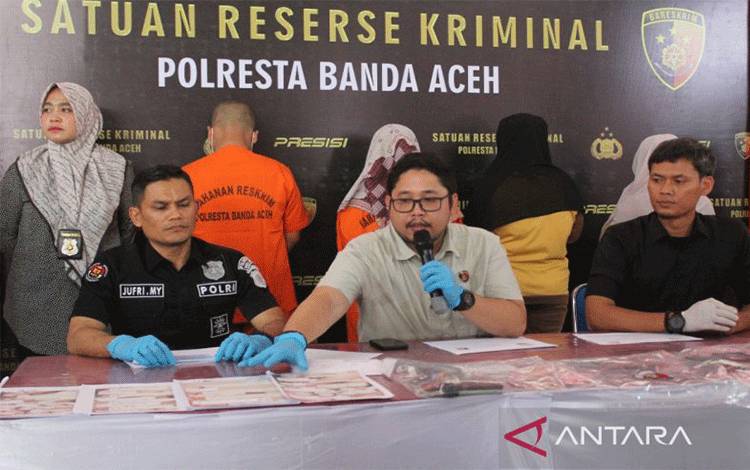 Kasatreskrim Polresta Banda Aceh Kompol Fadillah Aditya Pratama (tengah) saat memperlihatkan barang bukti dan tersangka praktik prostitusi "online" di Banda Aceh, Rabu (19-10-2022). ANTARA/HO-Humas Polresta Banda Aceh