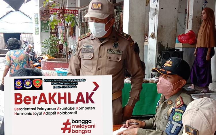 Personel Satpol dan Damkar Kapuas saat pendataan ASN terjaring razia saat jam kerja di kawasan pasar. (FOTO: SATPOL PP KAPUAS)