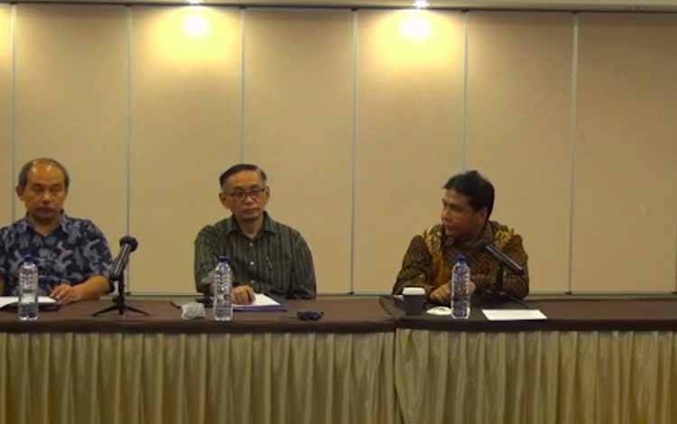 Ketua Asosiasi Pengusaha Indonesia (Apindo) Hariyadi Budi Santoso Sukamdani (kanan) dalam konferensi pers di Jakarta, Kamis (20/10/2022). ANTARA/M. Baqir Idrus Alatas