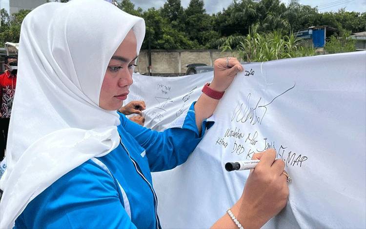 Anggota DPRD Barito Utara, Wardatun Nur Jamilah saat menandatanganiikrar Batara Bersinar (Bersih Dari Narkoba) di Cafe Kopi Itah Muara Teweh, Kamis 20 Oktober 2022. (Foto: Dhani)