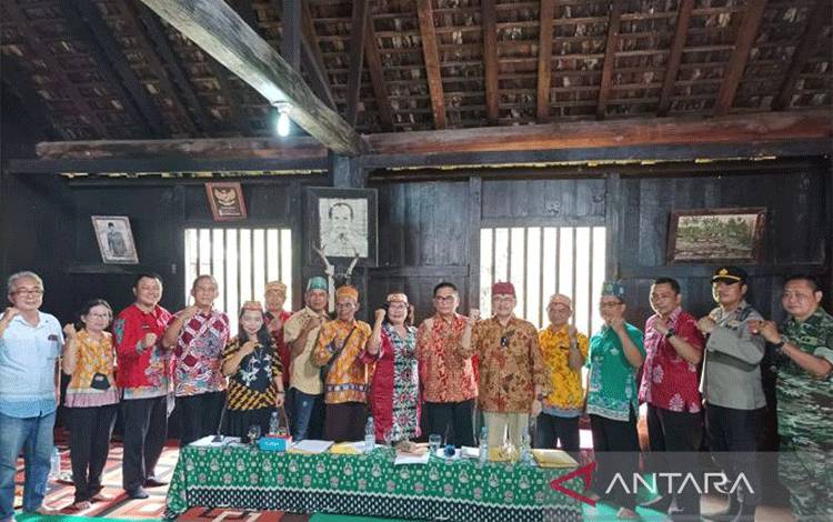 Anggota DPD RI Agustin Teras Narang foto bersama sekda Pulang Pisau dan sejumlah tokoh adat serta masyarakat Desa Buntoi usai Pumpung Hai di Desa Buntoi, Kamis (20/10/2022). ANTARA/Jaya Wirawana Manurung.