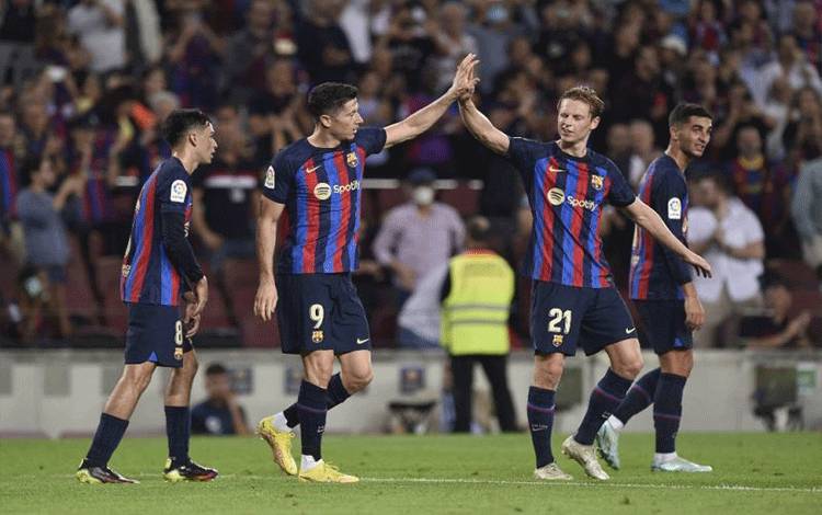 Striker Barcelona Robert Lewandowski merayakan golnya bersama rekan-rekan satu tim dalam pertandingan Liga Spanyol antara FC Barcelona dan Villarreal CF di Stadion Camp Nou di Barcelona pada 20 Oktober 2022. ANTARA/AFP/JOSEP LAGO