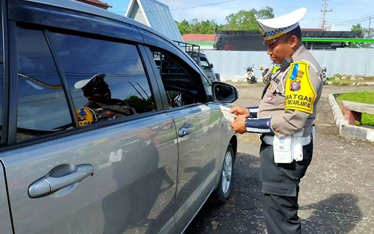 Petugas Satlantas Polres Lamandau memeriksa kelengkapan kendaraan saat menggelar Operasi Zebra Telabang Tahun 2022. (FOTO: HENDI NURFALAH)