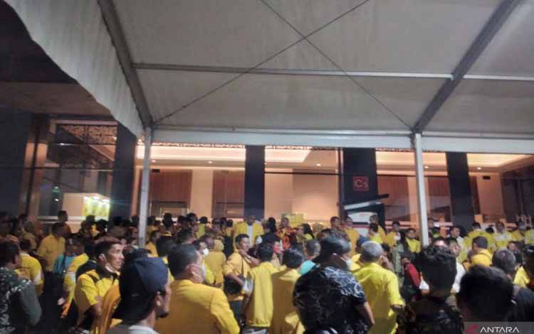 Ratusan kader Golkar memadati pintu C3 di Hall C, Jiexpo Kemayoran sebagai pintu masuk aula kegiatan puncak HUT ke-58 Partai Golkar, Jumat (21/10/2022) malam. (ANTARA/Fauzi Lamboka)