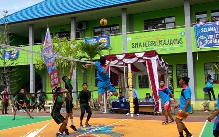Suasana saat pertandingan berlangsung di ajang volley ball tournament SMAN 2 Kuala Kapuas pada Sabtu, 22 Oktober 2022. (FOTO: ISTIMEWA)