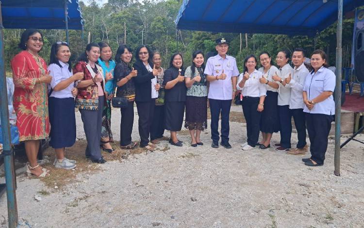 Anggota DPRD Kabupaten Gunung Mas Rayaniatie Djangkan (Tiga dari kiri) saat menghadiri kegiatan peletakkan batu pertama pembangunan GKE Pandohop Tumbang Miwan, Rabu 19 Oktober 2022. (FOTO: IST)