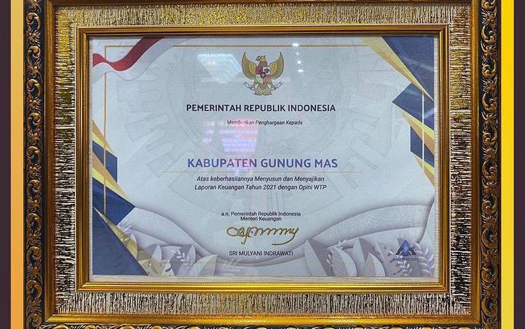 Piagam penghargaan opini WTP yang didapatkan oleh Pemerintah Kabupaten Gunung Mas dalam menyusun dan menyajikan laporan keuangan 2021 yang diberikan oleh Menteri Keuangan Republik Indonesia, Ibu Sri Mulyani Indrawati. (FOTO: IST)