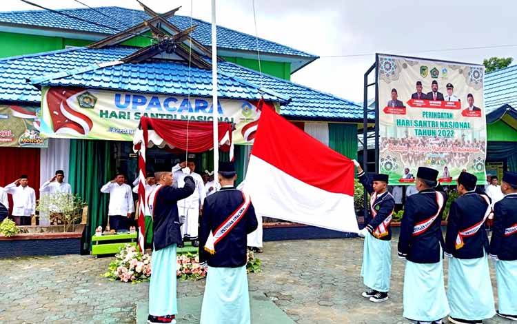 Kepala Kemenag Barito Utara, Abdul Majid Fahmi Rahimi memimpin upacara dalam rangka memperingati Hari Santri Nasional, Sabtu 22 Oktober 2022. (foto: Dhani)