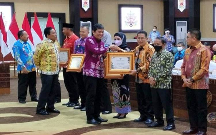 Wabup Mura saat menerima piagam penghargaan atas raihan WTP dari Kementerian Keuangan RI. (Foto Trisno)
