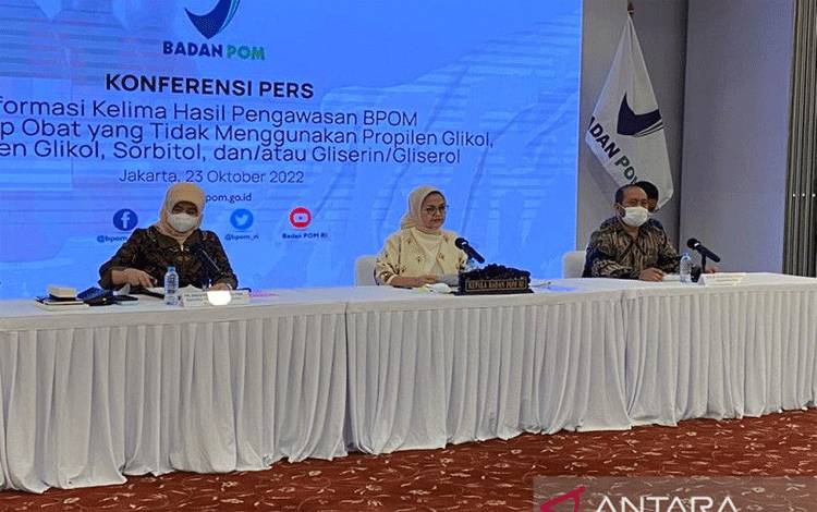 Kepala BPOM Penny K. Lukito (tengah) dalam konferensi pers BPOM di Jakarta, Minggu (23/10/2022) (ANTARA/Prisca Triferna)