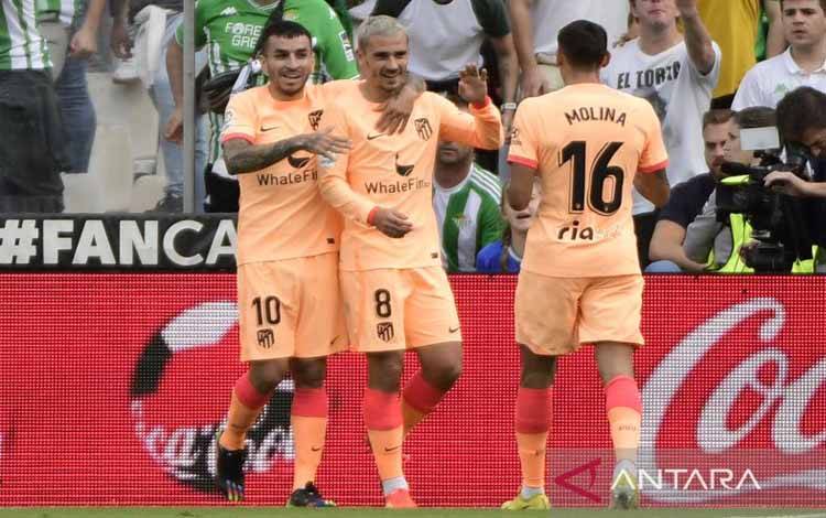 Penyerang Atletico Madrid Antoine Griezmann (tengah) melakukan selebrasi dengan rekan setimnya usai mencetak gol lawan Real Betis di Benito Villamarin stadium, Sevilla pada 24 Oktober 2022. ANTARA/AFP/CRISTINA QUICLER