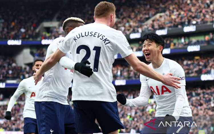 Arsip-Son Heung-min dari Tottenham Hotspur merayakan gol ketiga mereka dengan rekan satu tim-nya saat pertandingan Liga Inggris Tottenham Hotspur vs Newcastle United - Tottenham Hotspur Stadium, London, Inggris, Minggu (3/4/2022). ANTARA FOTO/REUTERS/David Klein/foc/sad.