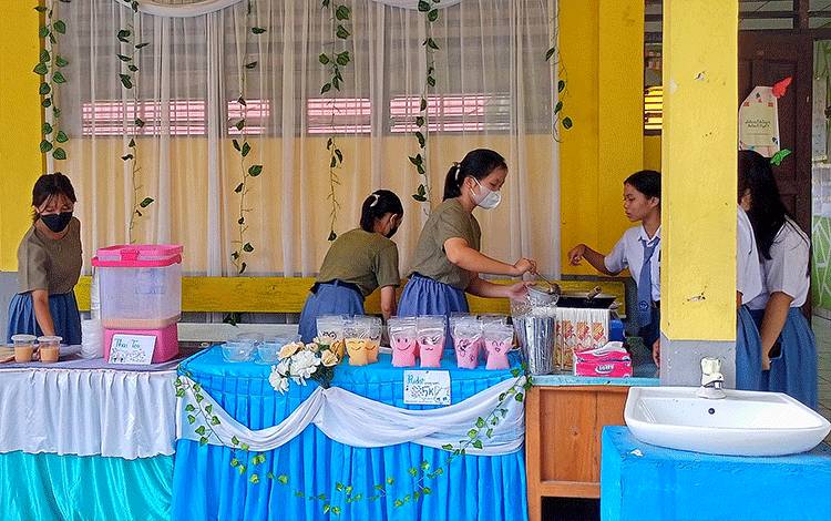 Bazar di lingkungan SMA Negeri 1 Tamiang Layang. (FOTO: BOLE MALO)