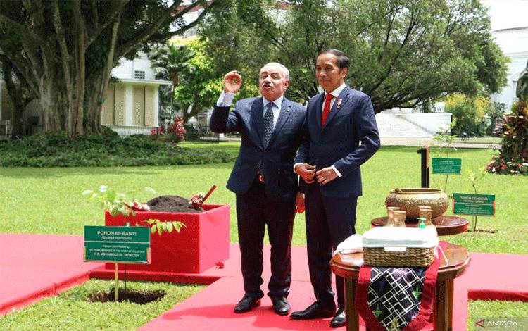 Presiden Joko Widodo menerima kunjungan kenegaraan Perdana Menteri Palestina Mohammad IM Shtayyeh di Istana Kepresidenan Bogor, Jawa Barat, Senin (24/10/2022) (ANTARA/Desca Lidya Natalia)