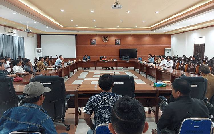 Suasana saat Komisi II DPRD Kapuas gelar rapat dengan PT STP dan pihak terkait lainnya pada Senin, 24 Oktober 2022. (FOTO: DODI)