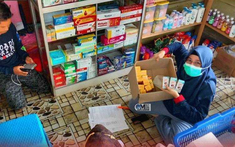 Petugas dari Dinas Kesehatan saat melakukan inspeksi ke sejumlah penjual obat obatan terkait larangan penjualan obat tertentu. (Foto Trisno) 