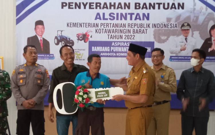 Pj. Bupati Kobar Anang Dirjo bersama Anggota DPR-RI Komisi IV Bambang Purwanto secara simbolis menyerahkan alsintan bagi perwakilan kelompok tani di Kabupaten Kobar, Senin, 24 Oktober 2022