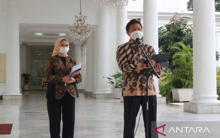 Menteri Kesehatan Budi Gunadi Sadikin (kanan) dan Kepala BPOM Penny Lukito menyampaikan keterangan pers mengenai kasus gangguan ginjal akut pada anak di Istana Kepresidenan Bogor, Jawa Barat, Senin (24/10/2022). (ANTARA/Desca Lidya Natalia)