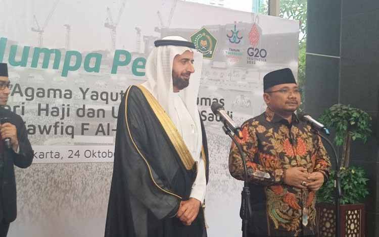 Menteri Agama RI Yaqut Cholil Qoumas beserta Menteri Haji dan Umrah Arab Saudi Tawfiq F. Al Rabiah sesuai menggelar pertemuan di Gedung Kementerian Agama, Jakarta, Senin (24/10/2022). (ANTARA/Asep Firmansyah)