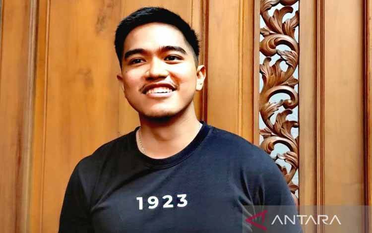 Kaesang Pangarep memberikan keterangan kepada wartawan di Solo, Senin (24/10/2022). ANTARA/Aris Wasita