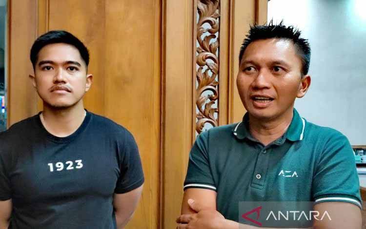 Azrul Ananda (kanan) dan Kaesang Pangarep memberikan keterangan kepada wartawan di Solo, Senin (24/10/2022). ANTARA/Aris Wasita
