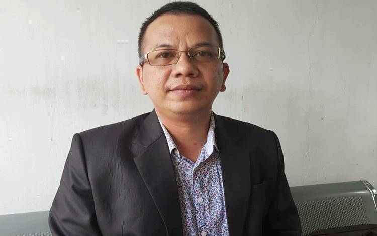Parlin B Hutabarat, Kuasa Hukum Korban investasi Bodong saat diwawancarai di Pengadilan Negeri Palangka Raya, Senin, 24 Oktober 2022.