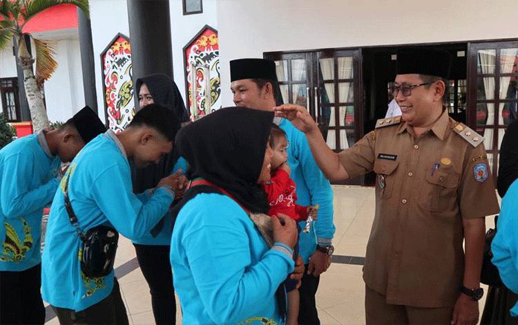 Wakil Bupati Mura Rejikinoor saat melepas kafilah Lasqi Mura. (Foto Trisno)