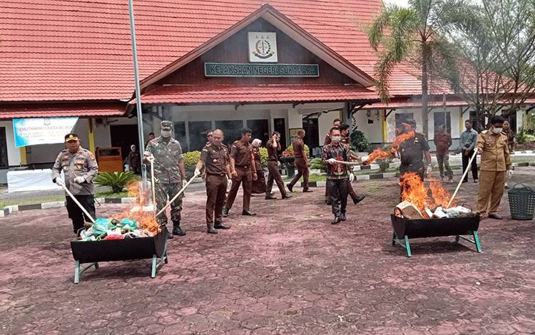 Kejaksaan Negeri Sukamara melakukan pemusnahan barang bukti di halaman kantor pada Selasa, 25 Oktober 2022. (FOTO:NORHASANAH)