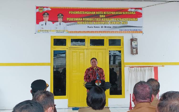 Kepala BNN Provinsi Kalimantan Tengah, Brigjen Pol Sumirat Dwiyanto saat memberikan sambutan di pembukaan rumah rehabilitasi narkotika Kabupaten Gunung Mas pada Selasa, 25 Oktober 2022. (FOTO: RISKA YULYANA)