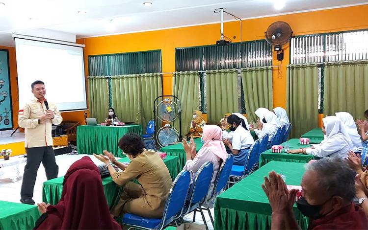 Heru Hidayat saat memberikan materi dalam kegiatan program sosialisasi mengenai Pembinaan Karakter dan Pendidikan Keluarga di Aula SMKN 3 Palangka Raya, Selasa, 25 Oktober 2022. (FOTO: APRIANDO)
