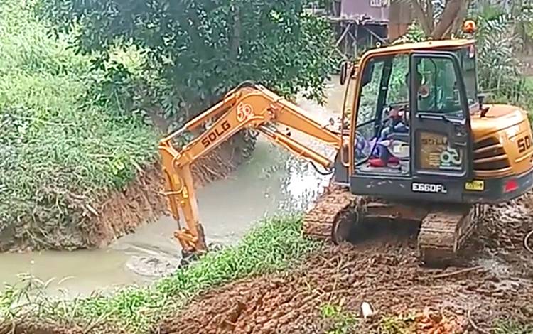 Pekerjaan normalisasi Sungai Bengaris Muara Teweh, Selasa 25 Oktober 2022. (FOTO: DHANI)