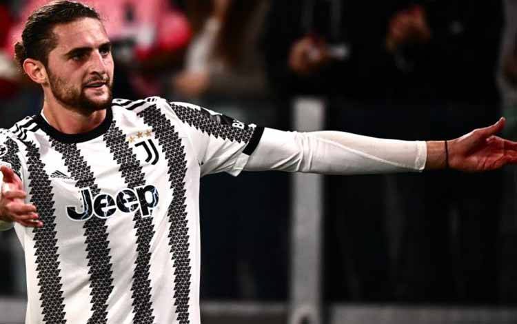Gelandang Juventus Adrien Rabiot saat mencetak gol dalam pertandingan fase grup Liga Champions antara Juventus Turin dan Maccabi Haifa di Stadion Juventus di Turin pada 5 Oktober 2022. (AFP/MARCO BERTORELLO)