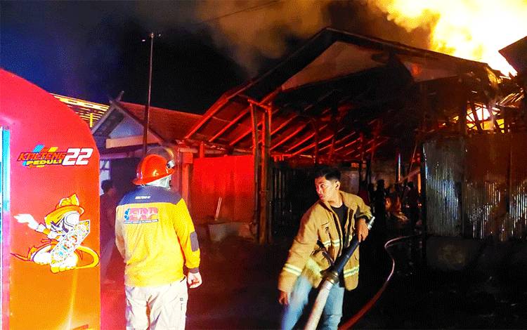 Tim Emergency Response Palangka Raya saat berupaya memadamkan api yang membakar sebuah rumah warga dan gudang pengepul barang rongsokan, Rabu dini hari, 26 Oktober 2022. (POTO : PARLIN TAMBUNAN)