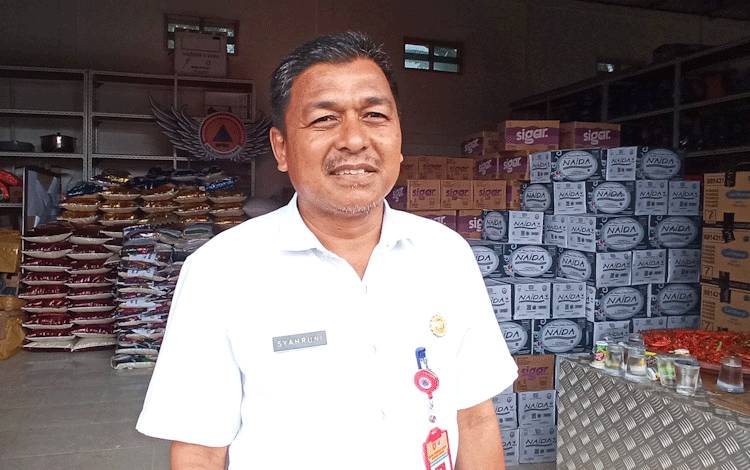 Kepala BPBD Kobar Syahruni saat berada di posko dapur umum penyiapan makanan siap saji bagi korban banjir di Kantor BPBD Kobar, Rabu, 26 Oktober 2022.