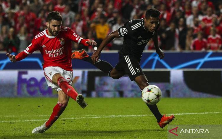 Gelandang Benfica Rafa Silva (kiri) sedang menendang bola dalam pertandingan Grup H Liga Champions di Luz stadium, Lisbon pada 26 Oktober 2022. ANTARA/AFP/CARLOS COSTA