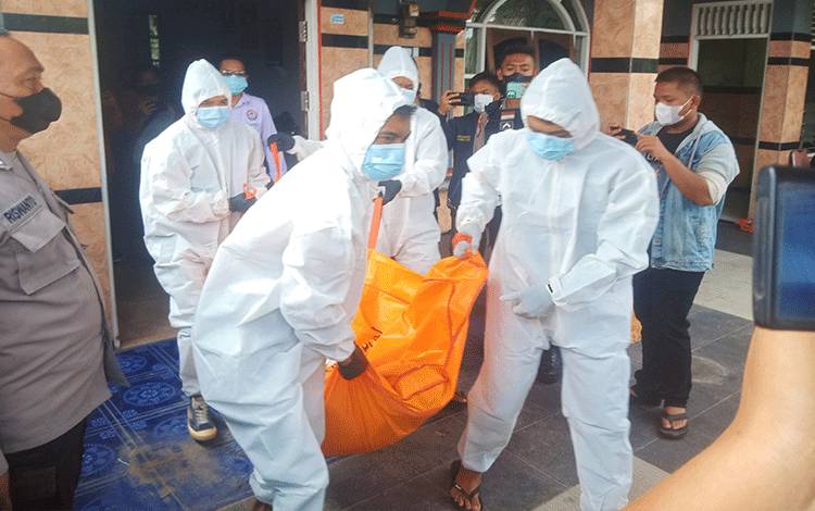 Tim Emergency Response Palangka Raya mengevakuasi korban ke Rumah Sakit Doris Sylvanus, Rabu 26 Oktober 2022. (POTO : PARLIN TAMBUNAN)
