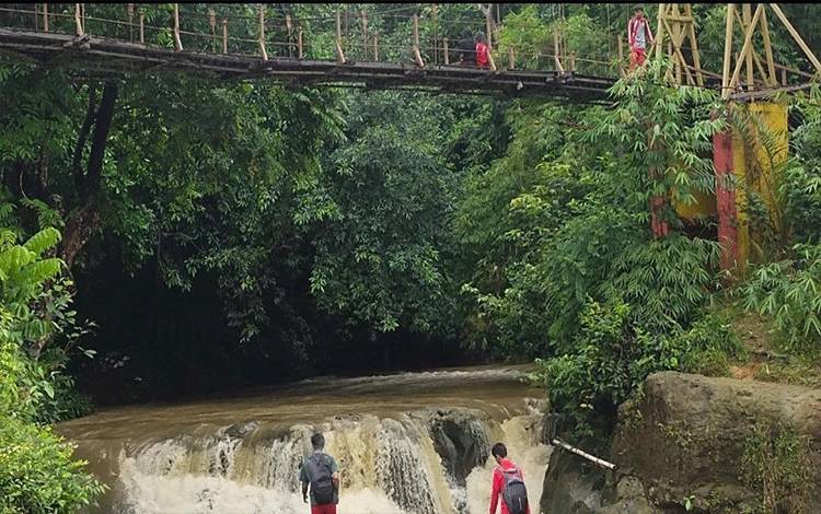 Kondisi air terjun Liang Pandan, yang terletak di Kota Puruk Cahu kini warna airnya sudah berubah kecoklatan.